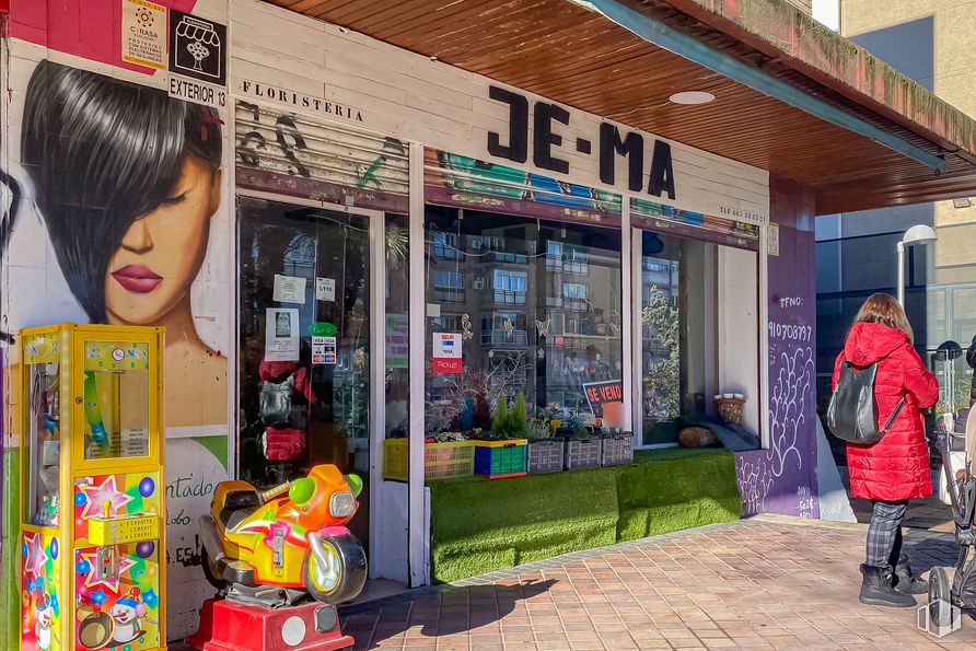 Local en alquiler y venta en Galería Comercial Santa Eugenia, Calle Virgen de las Viñas, 16, Villa de Vallecas, Madrid, 28031 con persona, equipaje y bolsos, productos envasados, vehículo de juguete, edificio, rueda, venta al por menor, neumático, ventana y instantánea alrededor