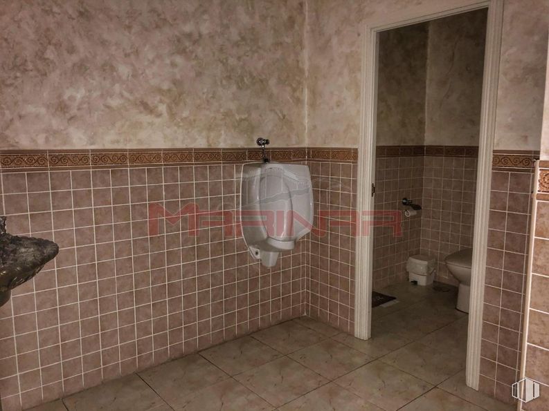 Retail for sale & for rent at Zona Las Aves-Jardín de Oñate, Aranjuez, Madrid, 28300 with plumbing fixture, brick, bathroom, brickwork, flooring, floor, plumbing, fixture, composite material and tile flooring around