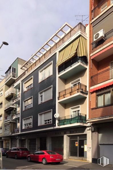 Retail for sale & for rent at Calle Banderas de Castilla, 23, Talavera de la Reina, Toledo, 45600 with car, building, window, sky, tire, wheel, vehicle, street light, cloud and condominium around