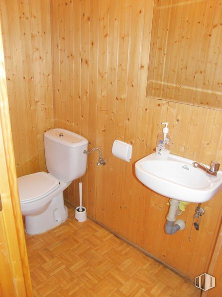 Retail for rent at Centro urbano, Manzanares el Real, Madrid, 28410 with toilet, sink, brown, plumbing fixture, bathroom sink, property, tap, toilet seat, bathroom and purple around