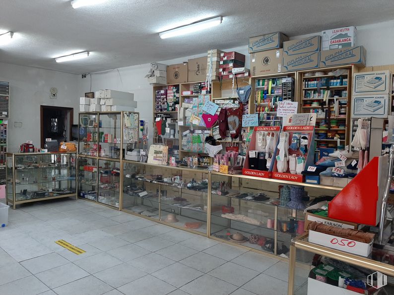 Retail for rent at Zona Centro, Loeches, Madrid, 28890 with shelving, interior design, shelf, retail, gas, building, machine, service, room and engineering around