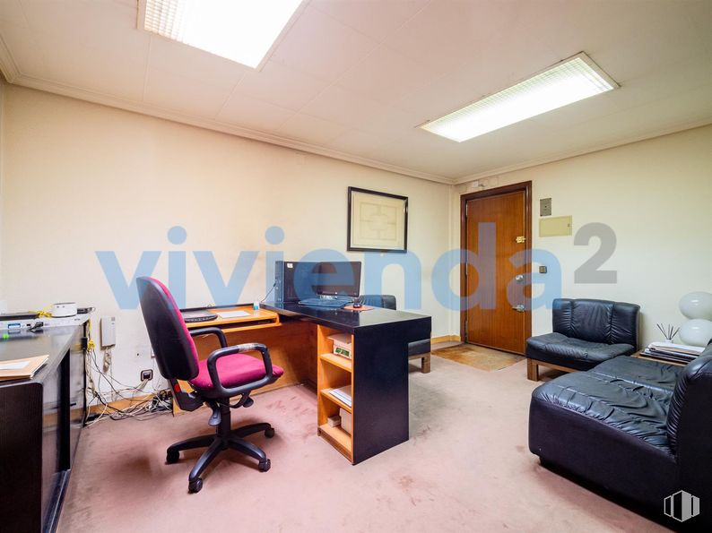 Office for sale at Calle Doctor Esquerdo, Retiro, Madrid, 28007 with chair, light fixture, door, lighting, desk, couch, furniture, picture frame, table and television around