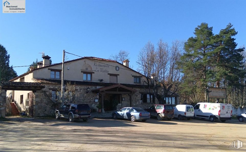 Retail for sale at Zona Collado Hermoso, Collado Hermoso, Segovia, 40170 with van, car, sky, building, tire, vehicle, wheel, tree, motor vehicle and house around