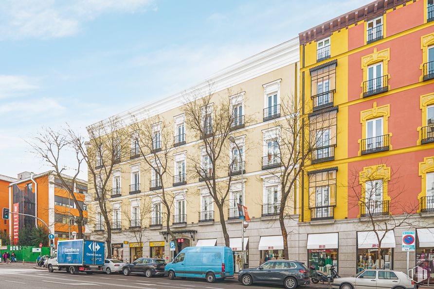 Oficina en alquiler en Calle Goya, 8, Salamanca, Madrid, 28001 con edificio, coche, camioneta, neumático, rueda, cielo, vehículo terrestre, ventana, vehículo y nube alrededor