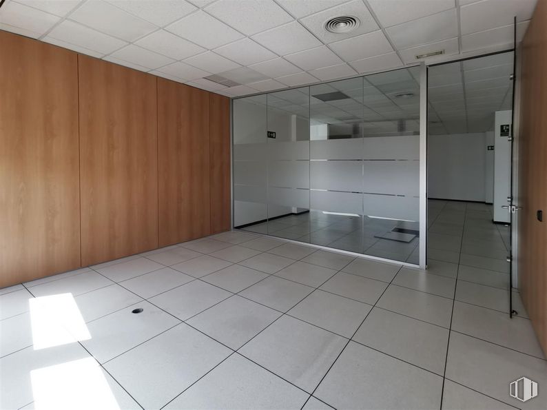 Oficina en alquiler en Calle Casas de Miravete, Villa de Vallecas, Madrid, 28031 con edificio, accesorio, suelo de baldosas, interiorismo, suelos, suelo, pared, material compuesto, hall y techo alrededor