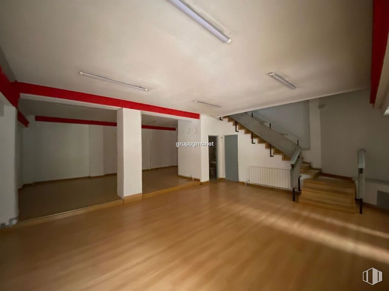 Retail for sale at Paseo Ezequiel González, Segovia, 40002 with lighting, fixture, wood, hall, floor, flooring, wood stain, hardwood, laminate flooring and ceiling around