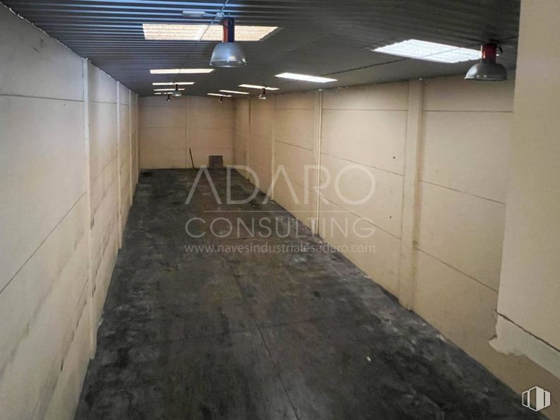 Industrial for sale at Polígono industrial Las Matillas, Alcalá de Henares, Madrid, 28802 with light fixture, lighting, flooring, floor, ceiling, basement, building material, fluorescent lamp, subway and hall around