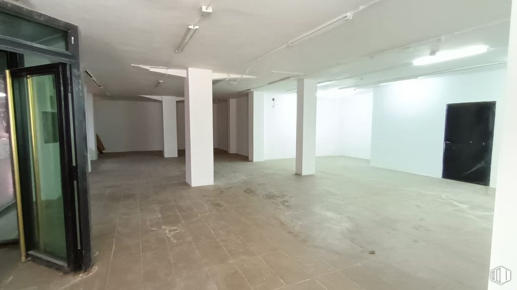 Retail for sale & for rent at Calle Lope de Vega, 47, Getafe, Madrid, 28904 with door, fixture, hall, flooring, floor, wood, glass, ceiling, composite material and building material around