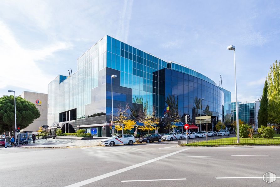 Oficina en alquiler en Avenida Partenón, Barajas, Madrid, 28042 con edificio, nube, cielo, planta, árbol, diseño urbano, espacio público, vehículo, luz de la calle y bienes raíces alrededor