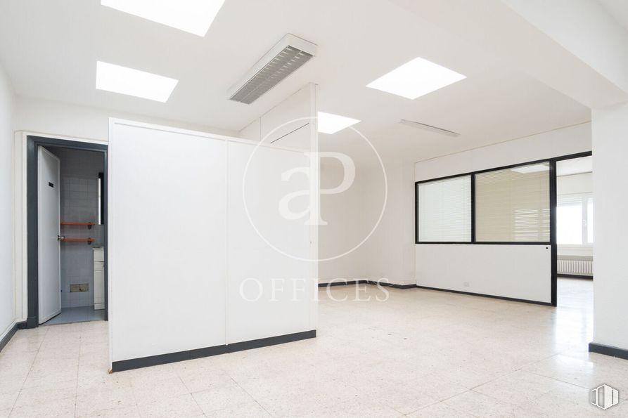 Oficina en venta en Zona Tetuán, Tetuán, Madrid, 28020 con lámpara, alumbrado, accesorio, hall, edificio, madera, interiorismo, suelo, suelos y techo alrededor