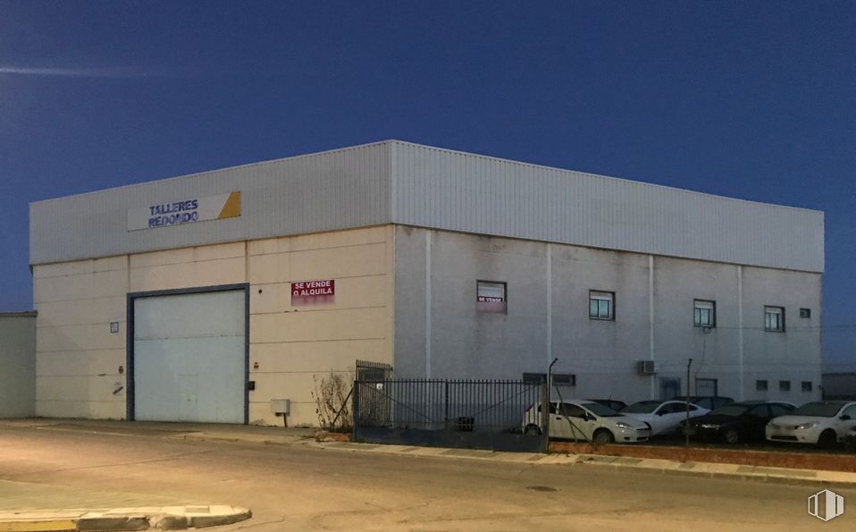 Industrial for sale at Calle Valenzana, 2, Illescas, Toledo, 45200 with car, building, door, tire, sky, property, wheel, automotive parking light, land lot and asphalt around