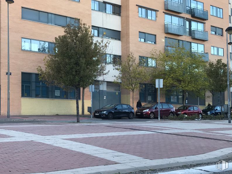 Local en venta en Calle Atenas, Alcorcón, Madrid, 28922 con coche, ventana, edificio, día, rueda, propiedad, neumático, vehículo, planta y árbol alrededor