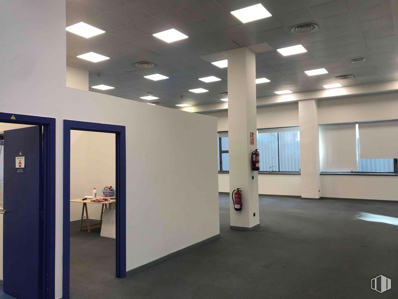 Oficina en alquiler en Zona empresarial, San Sebastián de los Reyes, Madrid, 28703 con puerta, lámpara, ventana, suelos, suelo, techo, interiorismo, alumbrado, material compuesto y vidrio alrededor