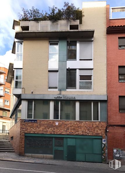 Retail for sale at Avenida Doctor Federico Rubio y Galí, 56, Tetuán, Madrid, 28039 with building, window, brown, property, cloud, sky, wood, urban design, brick and tower block around