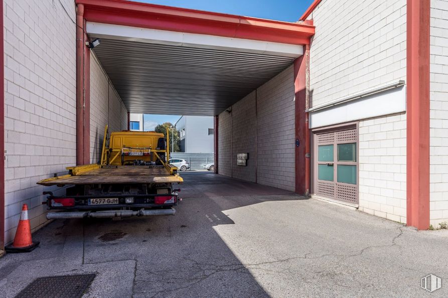 Nave en venta en Zona industrial Coslada, Coslada, Madrid, 28820 con edificio, neumático, rueda, camión, neumático automotriz, vehículo, superficie de carretera, asfalto, vehículo motorizado y madera alrededor