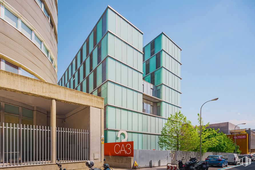 Oficina en alquiler en CA3, Calle Comandante Azcárraga, 3, Chamartín, Madrid, 28016 con edificio, luz de la calle, cielo, rueda, bloque de torre, neumático, diseño urbano, condominio, línea y propiedad material alrededor