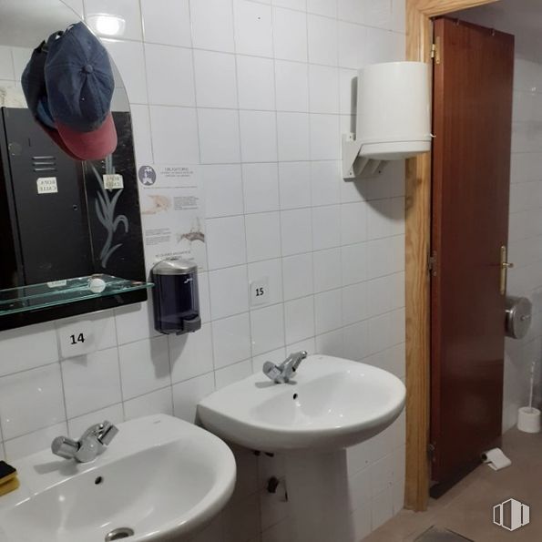 Industrial for sale at Avenida Fuenlabrada, Humanes de Madrid, Madrid, 28970 with sink, hat, lighting, mirror, tap, bathroom sink, plumbing fixture, purple, bathroom and interior design around