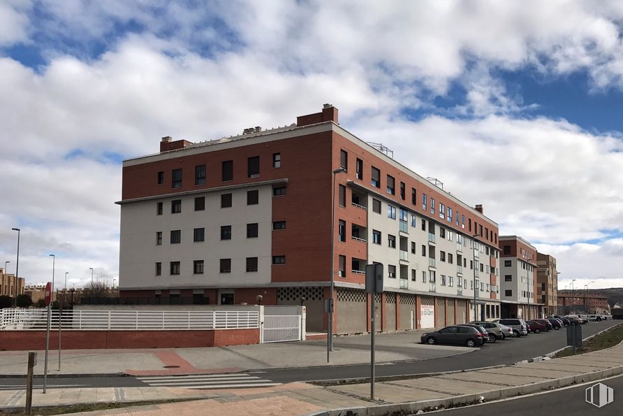 Retail for rent at Carretera Sonsoles, 9, Ávila, 05002 with building, sky, cloud, window, property, street light, house, architecture, urban design and residential area around