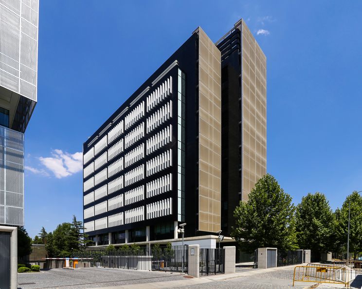 Oficina en alquiler en Edificio Allende, Avenida Aragón, 404, San Blas - Canillejas, Madrid, 28022 con edificio, cielo, nube, bloque de pisos, rectángulo, condominio, diseño urbano, árbol, edificio comercial y barrio residencial alrededor