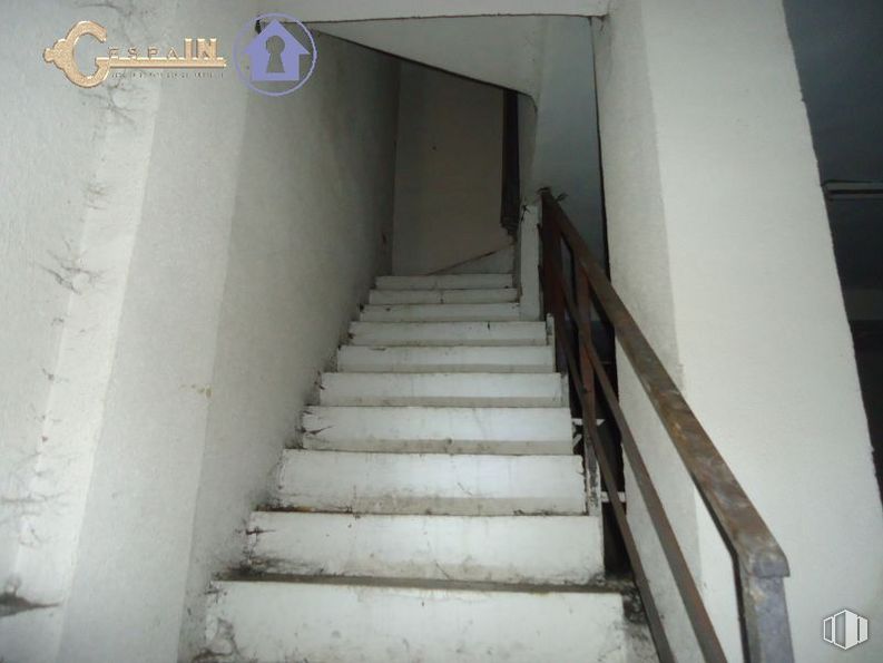 Local en alquiler y venta en Avenida Padre Piquer, La Latina, Madrid, 28024 con escaleras, accesorio, edificio, madera, material compuesto, suelo, pasamano, hormigón, pintura y habitación alrededor