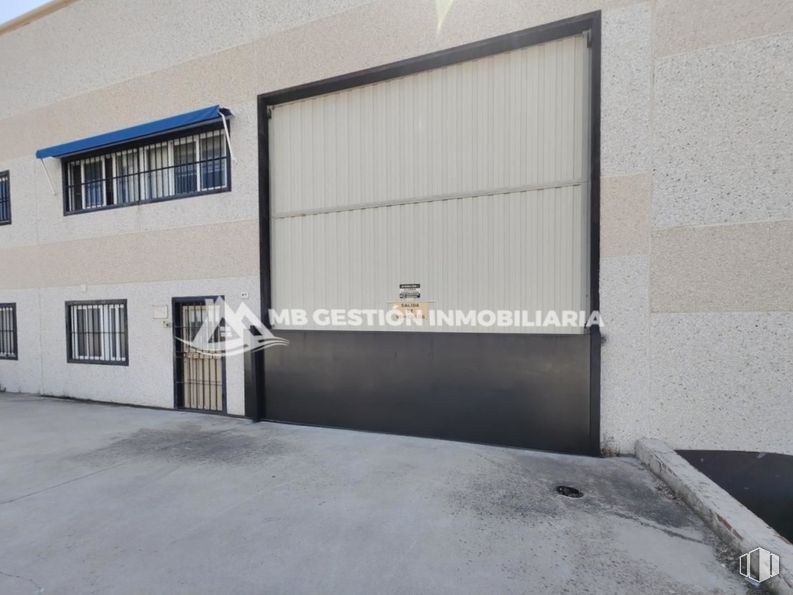 Industrial for sale at Polígono Industrial Villa Azaña, Numancia de la Sagra, Toledo, 45230 with window, fixture, asphalt, wood, floor, shade, road surface, flooring, composite material and building around