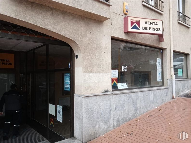 Local en venta en Paseo Santo Tomás, Ávila, 05003 con pantalones, persona, ropa, parte superior, ventana, edificio, fachada, acera, carretera y ciudad alrededor