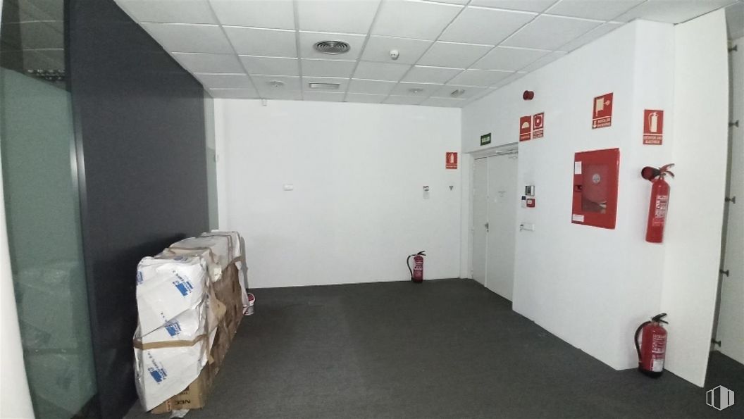 Office for sale at Calle Cólquide, Las Rozas de Madrid, Madrid, 28230 with luggage & bags, flooring, floor, fire extinguisher, art, building, wood, ceiling, event and room around