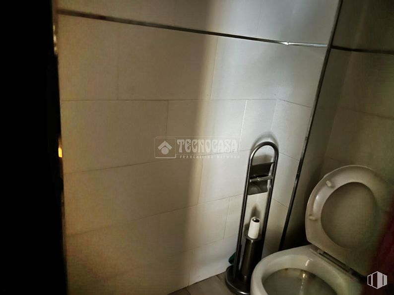 Retail for sale at Calle Sierra de Alcubierre, 2, Alcorcón, Madrid, 28923 with toilet, plumbing fixture, bathroom, wood, toilet seat, floor, flooring, plumbing, urinal and gas around