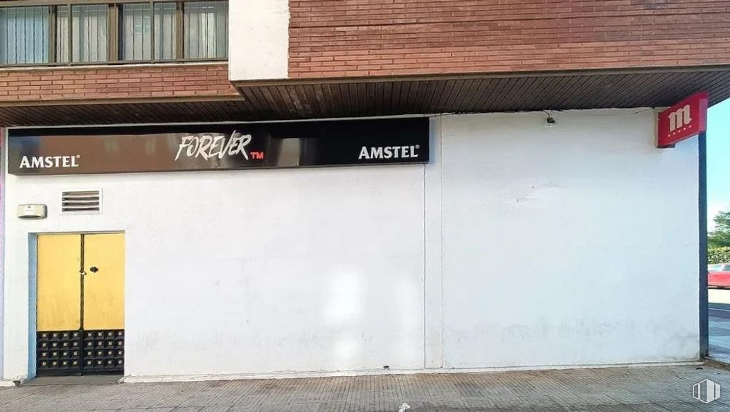 Retail for rent at Plan Sur-Amistad, Guadalajara, 19002 with door, window, fixture, architecture, font, building material, road surface, asphalt, wood and rectangle around