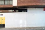 Retail for rent at Plan Sur-Amistad, Guadalajara, 19002 with door, window, fixture, architecture, font, building material, road surface, asphalt, wood and rectangle around