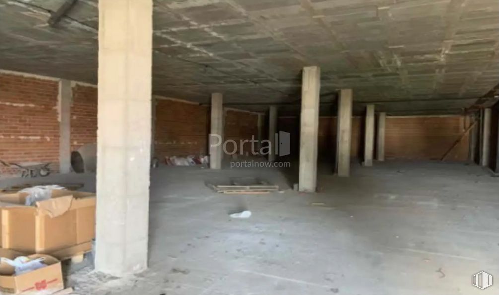 Retail for sale at Calle Rejero Lorenzo de Ávila, 2, Ávila, 05004 with box, packaged goods, wood, flooring, floor, shipping box, building material, composite material, hall and ceiling around