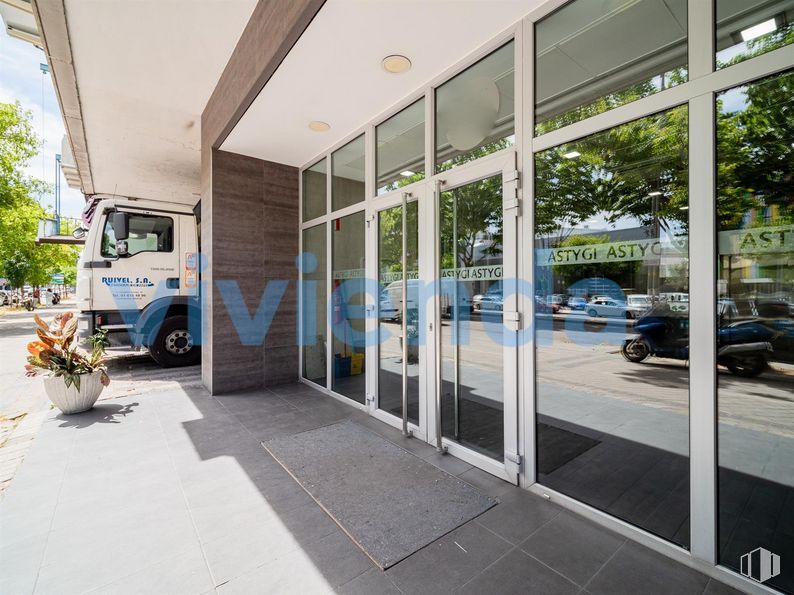 Retail for sale at Calle San Romualdo, San Blas - Canillejas, Madrid, 28037 with car, tire, wheel, plant, vehicle, building, automotive design, shade, tree and automotive exterior around