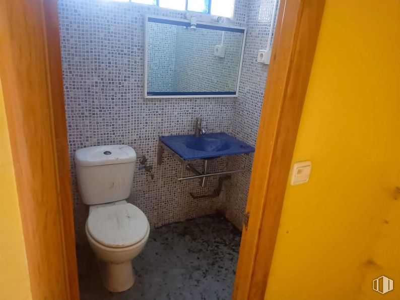 Retail for sale at Calle Guadalajara, 1, Alcorcón, Madrid, 28922 with toilet, sink, window, plumbing fixture, bathroom, toilet seat, tap, purple, building and bathroom sink around