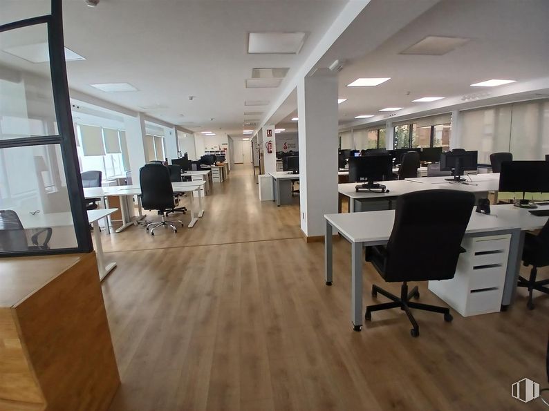 Oficina en alquiler en Zona Tetuán, Tetuán, Madrid, 28020 con escritorio, silla, mueble, edificio, mesa, silla de oficina, suelos, madera, diseño automovilístico y suelo alrededor