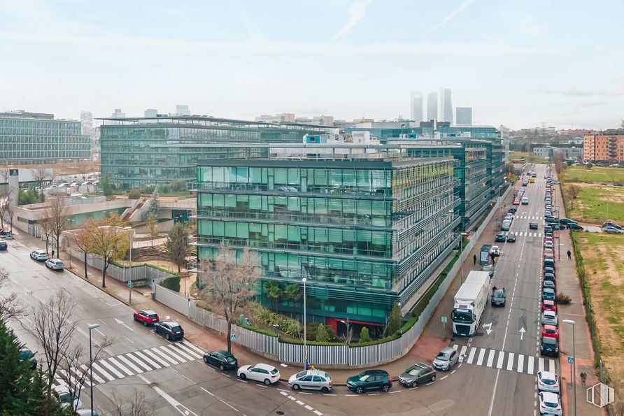 Oficina en alquiler en Vía Norte, Calle Quintanavides, 17, Fuencarral - El Pardo, Madrid, 28050 con edificio, coche, cielo, nube, día, infraestructura, vehículo, ventana, arquitectura y diseño urbano alrededor