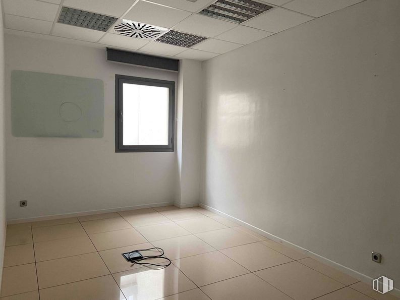 Industrial for sale & for rent at Zona Colmenar Viejo, Colmenar Viejo, Madrid, 28770 with window, property, fixture, building, wood, interior design, architecture, flooring, floor and shade around