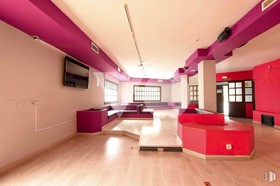 Retail for rent at Zona Renfe, El Escorial, Madrid, 28280 with couch, purple, hall, flooring, comfort, floor, wood, television, material property and ceiling around