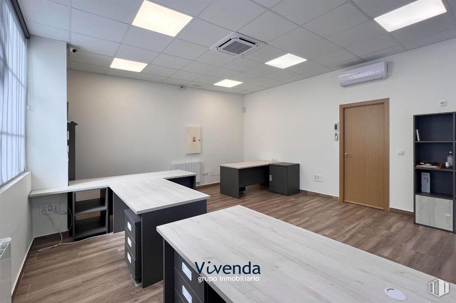 Local en venta en Zona ayuntamiento, Humanes de Madrid, Madrid, 28970 con puerta, escritorio, lámpara, mueble, accesorio, mesa, madera, suelo, suelos y edificio alrededor