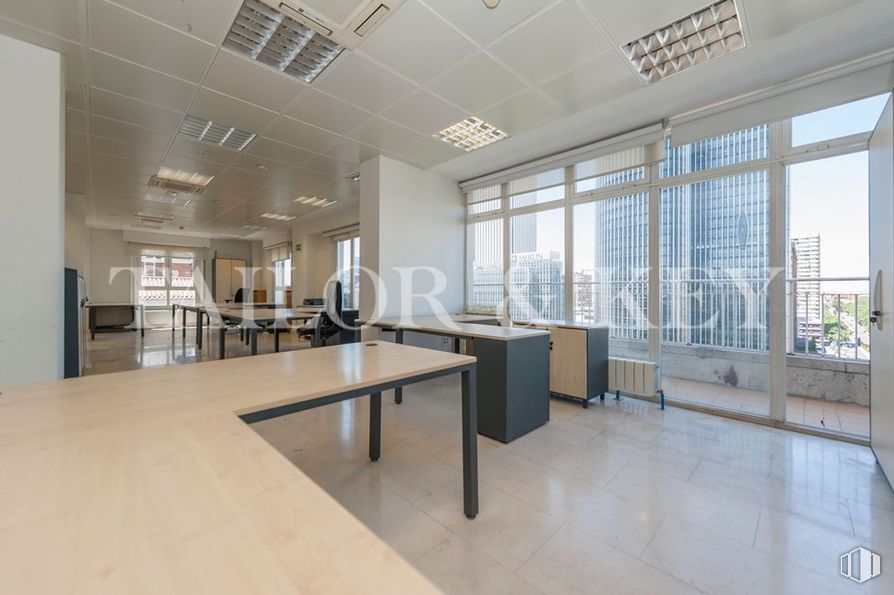 Oficina en venta en Paseo Castellana, Chamartín, Madrid, 28046 con mesa, mueble, escritorio, accesorio, edificio, interiorismo, silla, madera, suelos y suelo alrededor