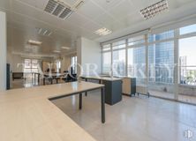 Oficina en venta en Paseo Castellana, Chamartín, Madrid, 28046 con mesa, mueble, escritorio, accesorio, edificio, interiorismo, silla, madera, suelos y suelo alrededor