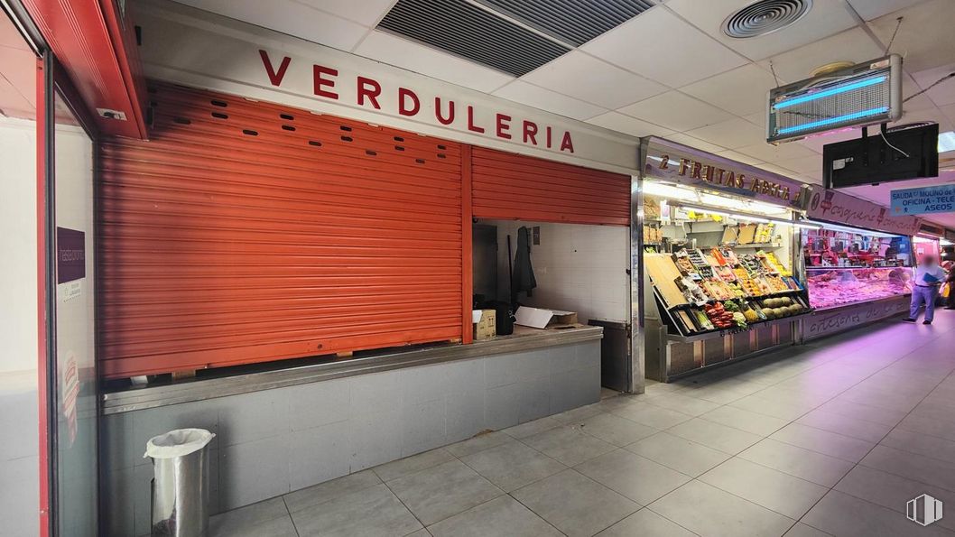 Local en venta en Calle Molino Viento, Colmenar Viejo, Madrid, 28770 con persiana de la ventana, contenedor de basura, interiorismo, suelos, pared, techo, venta al por menor, evento, ladrillo y edificio alrededor