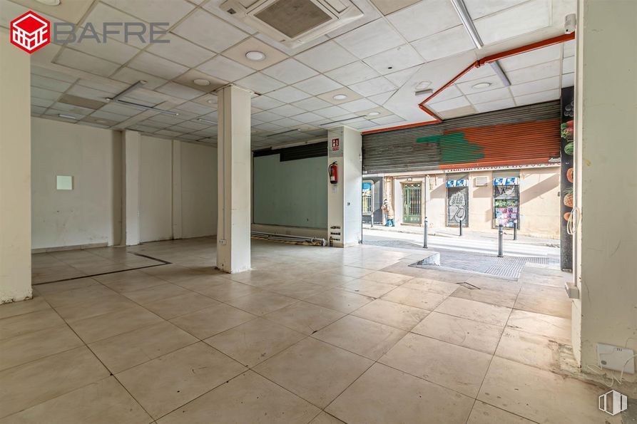 Retail for rent at Calle Antonio Salvador, Usera, Madrid, 28026 with flooring, floor, ceiling, composite material, tile flooring, concrete, tile, building material, transparency and daylighting around