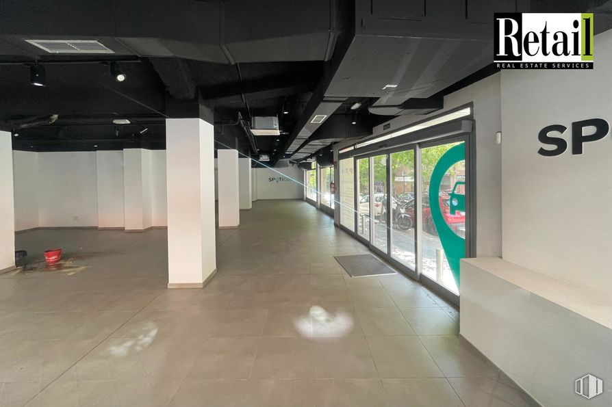 Retail for sale & for rent at Paseo Santa María de la Cabeza, Arganzuela, Madrid, 28026 with flooring, floor, composite material, ceiling, glass, transparency, graphics, advertising, cleanliness and aluminium around