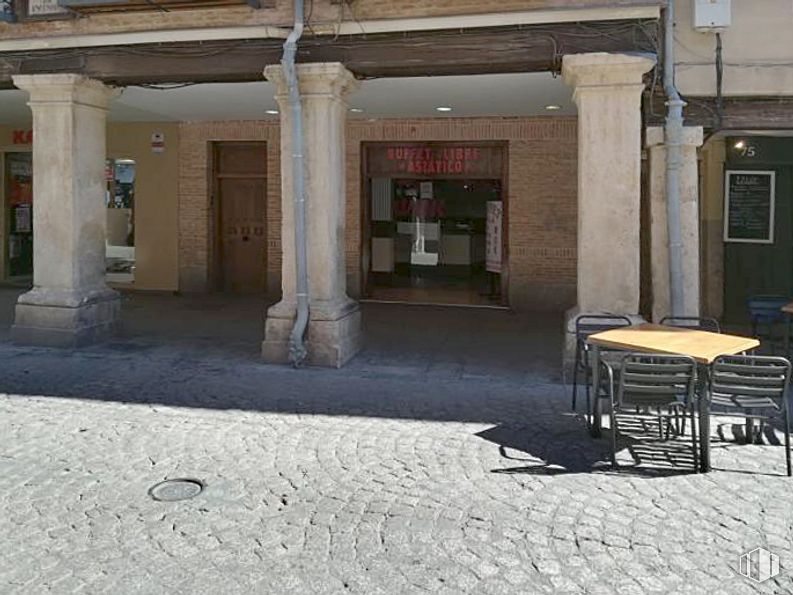 Local en alquiler en Calle Mayor, Alcalá de Henares, Madrid, 28801 con mesa, mueble, silla, edificio, sombra, suelo, superficie de la carretera, gas, fachada y tintes y matices alrededor