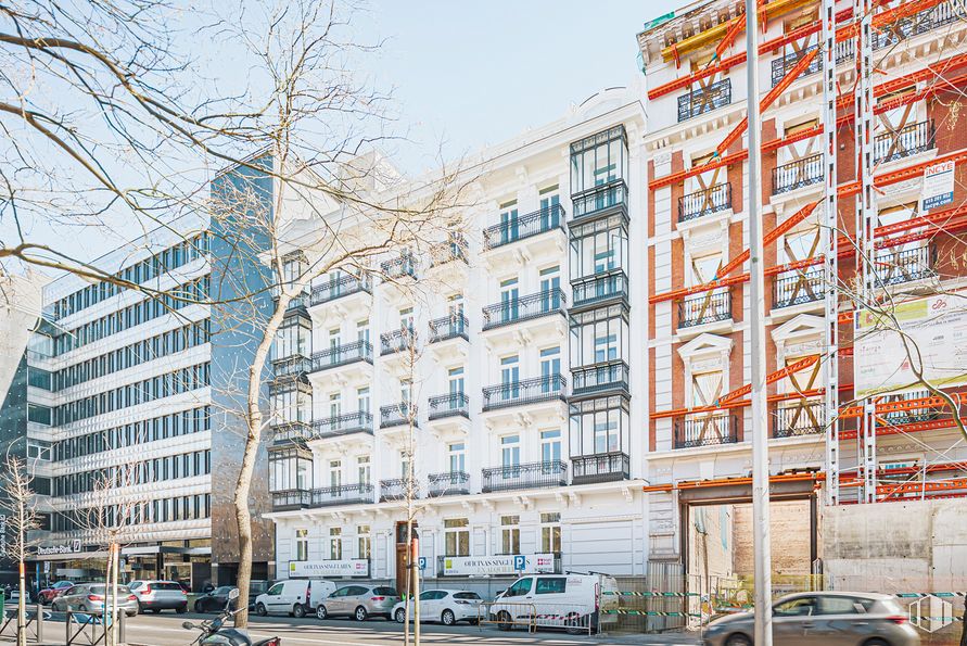 Oficina en alquiler en Paseo Castellana, 16, Salamanca, Madrid, 28046 con coche, edificio, rueda, neumático, día, propiedad, ventana, cielo, vehículo y bloque de torres alrededor