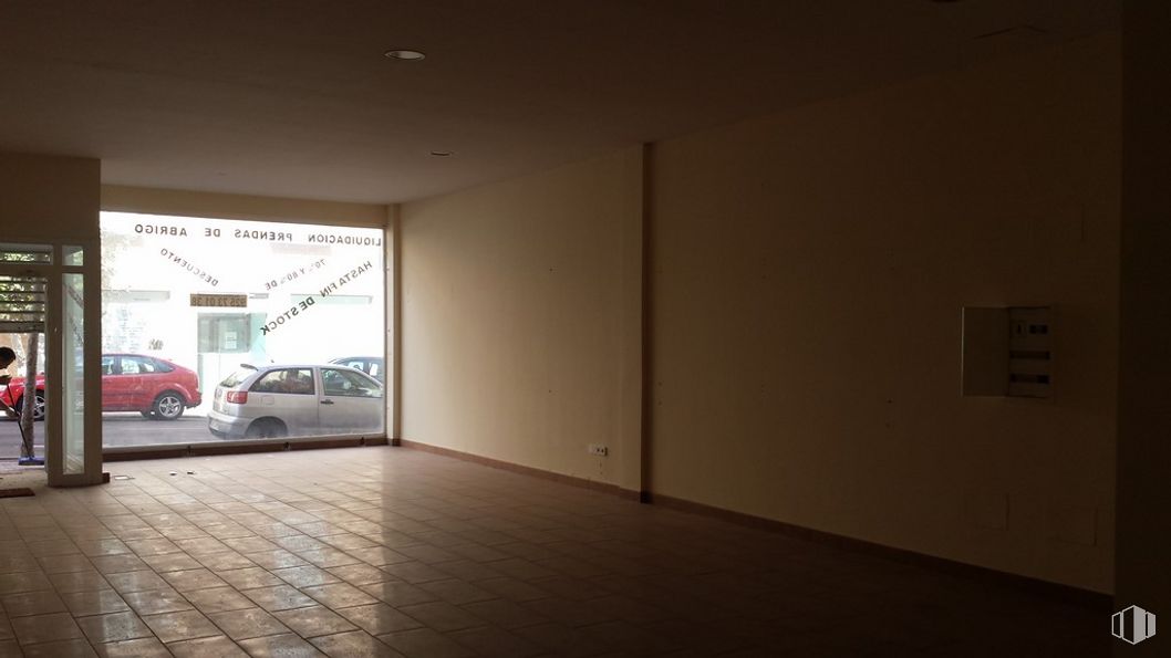 Retail for rent at Avenida San Crispín, Fuensalida, Toledo, 45510 with car, tire, wheel, vehicle, automotive lighting, automotive design, fixture, window, wood and flooring around