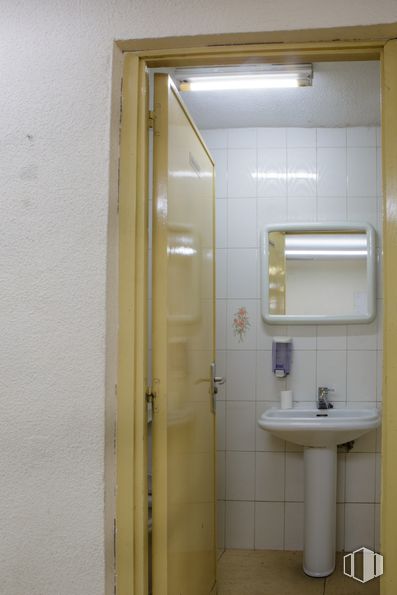 Industrial for sale & for rent at Calle Río Esla, Ávila, 05004 with sink, mirror, wall, plumbing fixture, flooring, bathroom, bathroom sink, floor, plumbing and room around