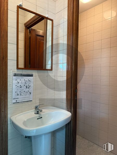 Retail for rent at Calle Benerisa, 17, Moncloa - Aravaca, Madrid, 28023 with sink, bathroom sink, plumbing fixture, bathroom, wall, flooring, floor, mirror, interior design and tap around