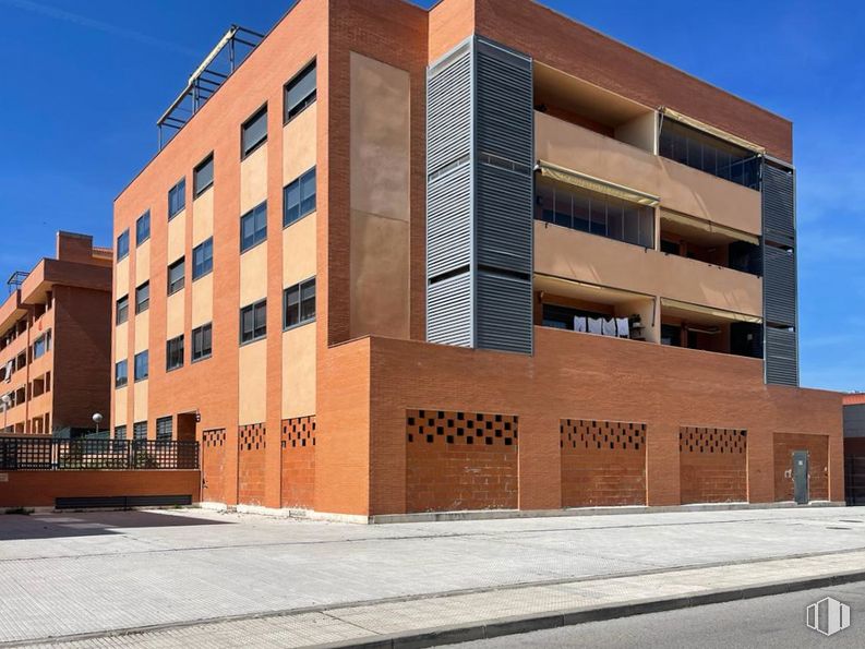 Local en venta en Calle del Pino Silvestre, Navalcarnero, Madrid, 28600 con edificio, cielo, propiedad, durante el día, ventana, diseño urbano, barrio, zona residencial, propiedad material y edificio comercial alrededor