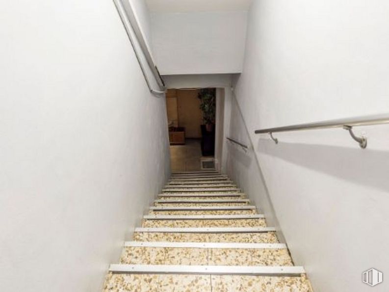 Local en alquiler y venta en Calle Ezequiel Solana, 111, Ciudad Lineal, Madrid, 28017 con lámpara, escaleras, accesorio, madera, suelos, casa, material compuesto, pasamanos, simetría y techo alrededor